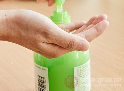 在洗手时需要使用洗手液或者肥皂