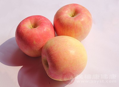 苹果中含有多种氨基酸、维生素、果胶等其他营养物质