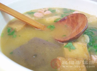 很多人喜歡喝湯，用排骨、雞等食材熬成的湯不僅味道鮮美