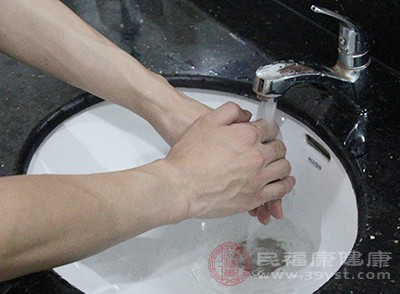 平时一定要勤洗手，尤其是饭前便后都要规范洗手