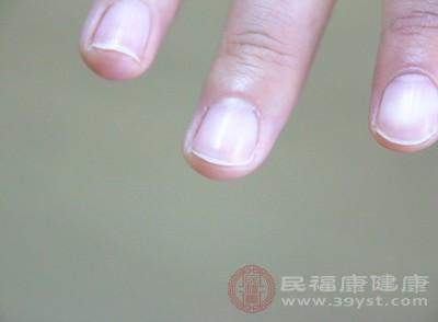 当我们的指甲剪得非常短时，指甲两侧的皮肤就无法得到指甲的支撑