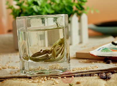 绿茶是一种清香型茶叶，适合在芒种节气里饮用