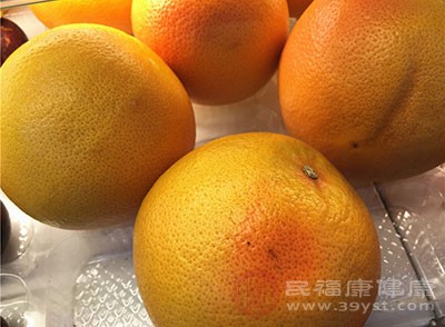 葡萄柚富含维生素C和膳食纤维