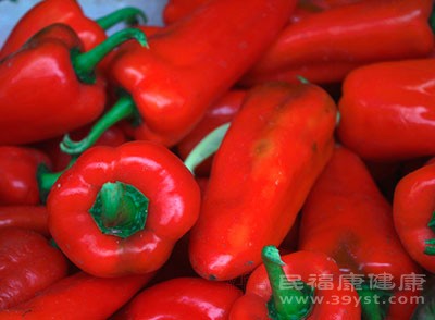辣椒中含有辣椒素，这是导致辣椒辣味的主要成分