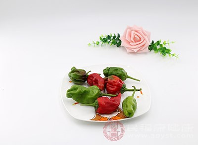 辛辣食物如辣椒、花椒、姜等容易導(dǎo)致放屁