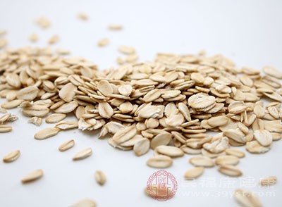 燕麦中的膳食纤维可以增加饱腹感，减少进食量