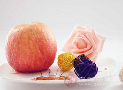 苹果含有丰富的纤维素和果胶，可以促进肠道蠕动，帮助身体排毒