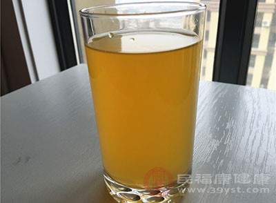 夏季是水果豐收的季節(jié)，各種水果汁也成為了夏季必備的飲品