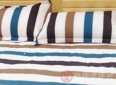 枕头是不可缺少的床品 建议根据这4点来选择枕头