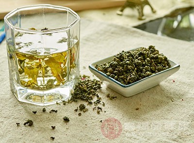 茶叶中含有多种活性物质，具有杀菌作用