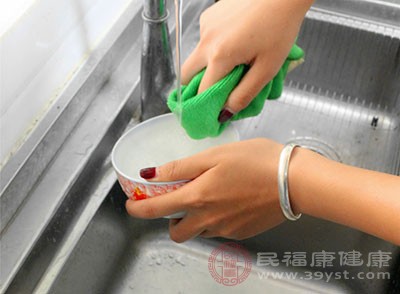 很多人在洗完碗之后不清洗洗碗布，认为下次洗碗还可以继续使用
