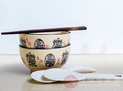 在存放碗筷时，应该避免重叠