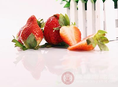 草莓中含有大量的果酸和维生素C