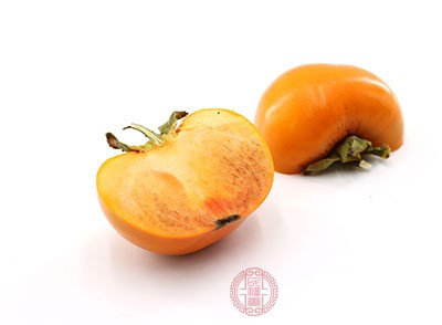 柿子中含有大量的鞣酸，空腹食用会与胃酸结合