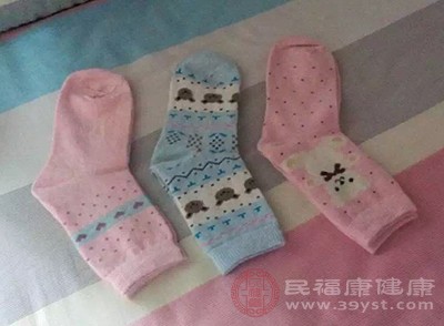 不透气的袜子通常是由合成材料制成的