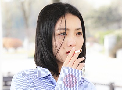 吸烟可以刺激呼吸道，从而导致分泌物增加，产生痰