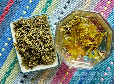 空腹喝茶可能會刺激胃酸分泌，增加胃部負(fù)擔(dān)，對胃部健康不利