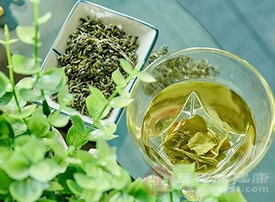 如果平时喜爱喝茶，到了炎热的夏季时，不妨试一试绿茶