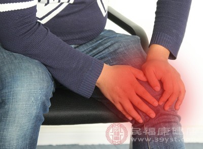 关节炎患者的关节可能会感到僵硬，多是因为炎症反应导致了关节周围组织的僵硬和紧缩
