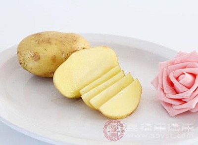 土豆中的淀粉质可以被转化成糖分，提供身体所需的能量