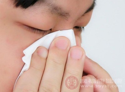 流涕、发热、喉咙疼痛可能是支气管炎、肺炎等呼吸系统疾病的前兆