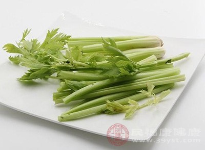 芹菜是一种富含膳食纤维素的蔬菜，但是它同样含有较多的甲醛