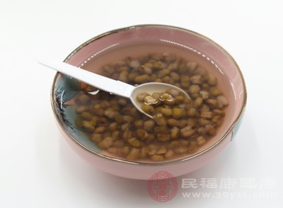绿豆具有清热解暑的功效，因此绿豆汤成为小暑时节饮用的热门选择