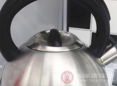 电热水壶的加热元件通常是由不锈钢或者铜制作而成，以保证加热速度和效率