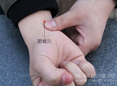 阴郄穴正常位于手掌第一指与拇指之间的凹陷处