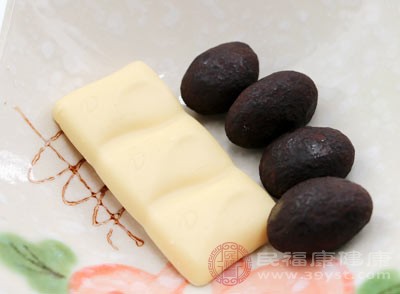 巧克力中的可可含有多種刺激性物質，其中以咖啡因、酪胺等較為常見