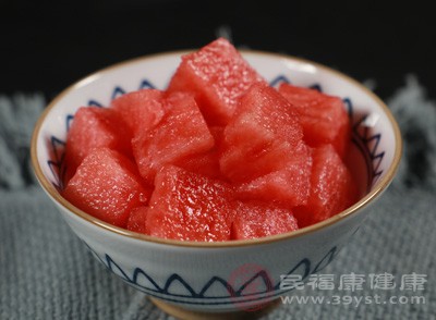 中医为什么不建议夏季多吃西瓜 2类人能不吃就别吃