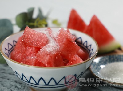 西瓜是夏季受欢迎的水果之一，其含有丰富的水分和维生素C