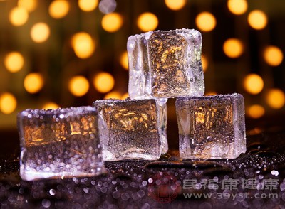 在大暑时节，制作各种冰品成为了人们消暑降温的好方法