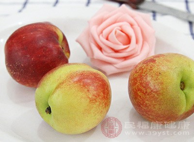 桃子既美味又營養，含有豐富的維生素和礦物質