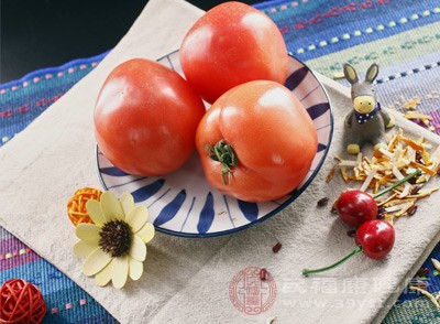 西红柿富含维生素C和番茄红素，有利于降温解热