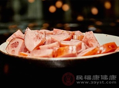 如烤肉、腊肠、午餐肉等，经过加工、烟熏和腌制过程，含有亚硝酸盐和其他致癌物质