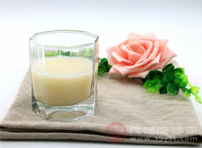 牛奶、酸奶等，可为机体带来丰富的钙和蛋白质