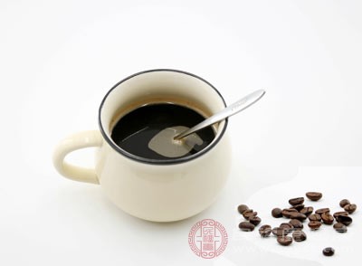 咖啡因属于刺激性物质，可以使人体心率变快，血压升高，和降压药起到完全相反的作用
