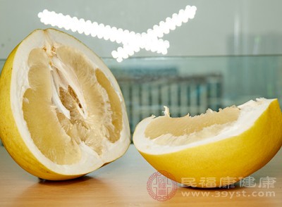 葡萄柚及柚子汁含有一种叫做柚皮素的成分，可以对降压药的代谢过程造成干扰