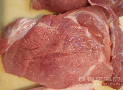 红肉中含有较高的饱和脂肪，过量摄入会导致体内脂肪堆积