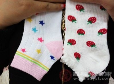 袜子可以选择纯棉材质，吸湿性好的或者合成纤维，透气性好的袜子