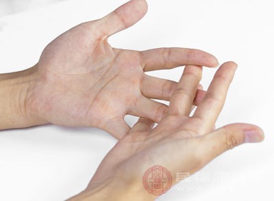 主要表现为手掌部位皮肤发红、充血等，通常在手掌心和手指根部较为明显