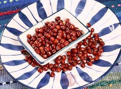 红豆是一种具有丰富营养和药用价值的豆类，具有补血、通便、祛湿和消肿等作用