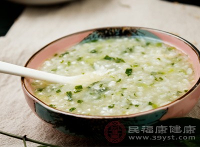 糯米蓮子粥是一道營養(yǎng)美味的處暑食譜