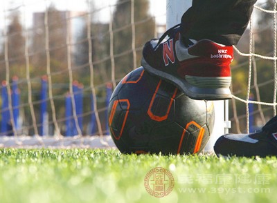 踢足球作为一项高强度的运动，过程中需要不断地跑动、转身、踢腿等，这些动作都可能给腰部带来压力，致使腰椎间盘突出症变得更加严重