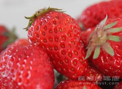 草莓香甜美味，含有较多的维生素C、膳食纤维与抗氧化剂，具有降低炎症和保护肾脏健康的功效