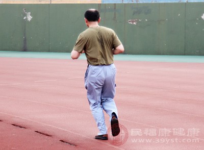 慢跑作为一种有氧运动，过程中能够提高机体代谢水平和心肺功能，坚持慢跑可以增强体质和免疫力
