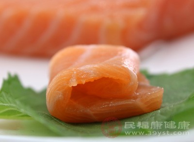 富含Omega-3脂肪酸的食物包括鱼类(比如鲑鱼、沙丁鱼)、亚麻籽、核桃等