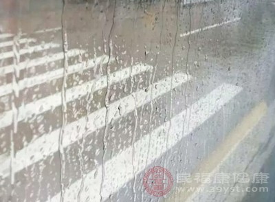 在暴雨、雾霾、沙尘暴等极端天气期间，应尽量避免外出