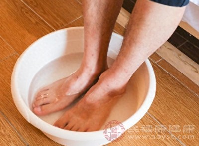 虽然泡脚有益健康，但是长时间浸泡可能会导致足部皮肤水肿和溃疡
